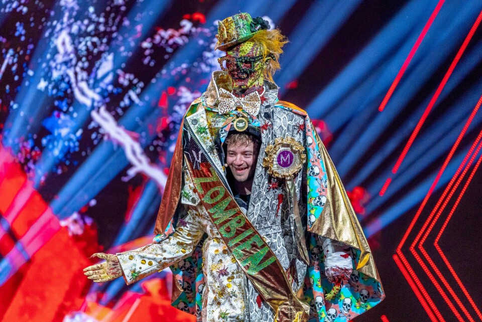 MUSIKK: Zombien vant. Bak maska var det artist Bilal Saab som skjulte seg. Artist Bilal Saab på scenen. Han har på seg et zombiekostyme som er tre meter høyt.