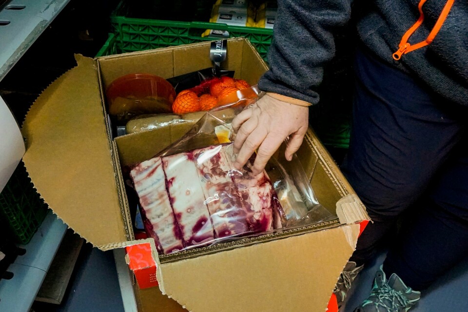 ØKONOMI: Flere har spurt familie og venner om penger den siste tiden. Mange sliter. Mat i pakker hos Frelsesarmeens distribusjonslager på Grünerløkka i fjor. Foto: Lise Åserud / NTB