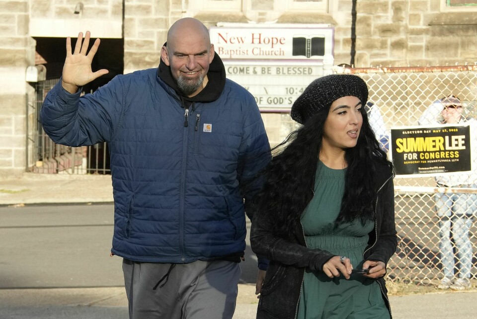 PENNSYLVANIA: John Fetterman og kona skal stemme. Nå blir Fetterman Pennsylvanias nye senator etter valget. Bildet viser Pennsylvanias viseguvernør John Fetterman og hans kone Gisele som ankommer valglokalet for å stemme. Fetterman blir Pennsylvanias nye senator etter valget. Foto: Gene J. Puskar / AP / NTB