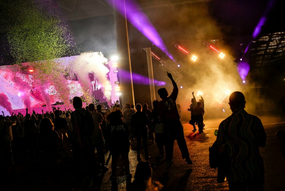 DANS: Mennesker elsker å danse, uten at vi vet helt hvorfor. Men nå vet forskere at bass påvirker oss og øker lysten til å bevege oss. Mennesker er glad i å danse, uten at vi vet helt hvorfor. Men nå vet forskere at bass påvirker oss og øker lysten til å bevege oss. Her danser folk på en festival i Brasil 5. november. Foto: Matias Delacroix / AP / NTB