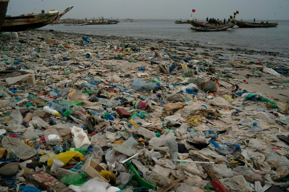 MILJØ: Plastsøppel på en strand ved Senegals hovedstad Dakar tidligere denne måneden. Myndighetene i Senegal nedla forbud mot enkelte plastprodukter i 2020. Det skulle man ikke tro når man ser plastforurensningen på stranda Yarakh utenfor Dakar i Senegal. Plastforsøplingen utgjør et enormt problem her – som i mange andre land rundt om i verden. Foto: Leo Correa / AP / NTB