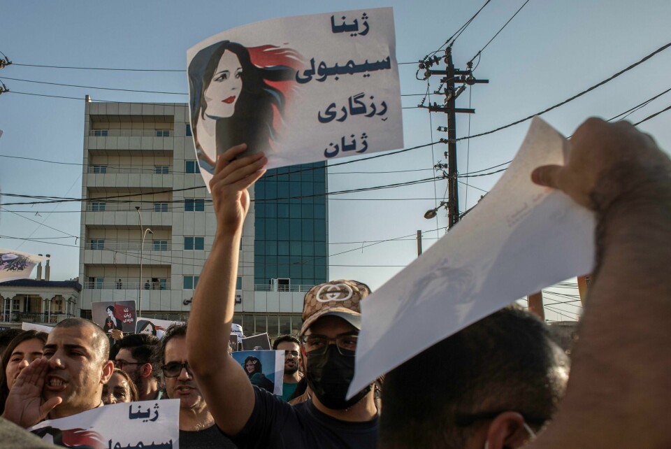 IRAN: Iran innledet nye angrep mot kurdiske grupper med base i nabolandet irakiske Kurdistan sent søndag. Iran innledet sent søndag nye angrep mot kurdiske opposisjonsgrupper med base i nabolandet irakiske Kurdistan. Det skjer en uke etter lignende angrep på fraksjonene Teheran anklager for å ha oppildnet protestene som ryster landet. I to måneder har høylytte protester utløst av dødsfallet til den kurdisk-iranske kvinnen Mahsa Amini (22) gitt gjenlyd i Iran og utenfor landets grenser. Her fra en demonstrasjon i Sulaimaniyah i Irak i september. Foto: Hawre Khalid / Metrography / AP / NTB