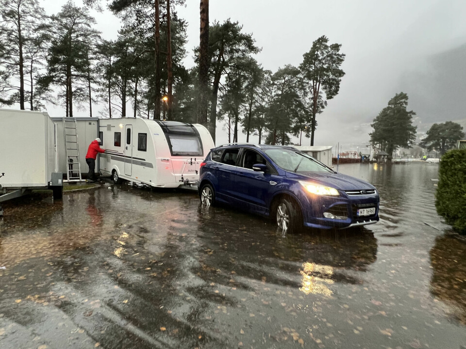 CAMPING: Campingvogner fjernes i forbindelse med den stigende vannstanden i Vangsvatnet som flommer innover Osterøy camping. Campingvogner blir fjerna i samband med den stigande vasstanden i Vangsvatnet, som fløymer innover Osterøy camping. Voss herad har etablert ei kommunal kriseleiing for å handtere den flaumen i heradet. Foto: Stine Carlsen / Avisa Hordaland / NTB