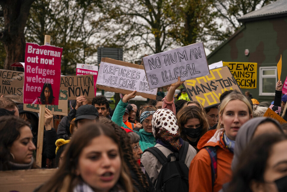 DEMONSTRASJON: Folk demonstrerer mot Storbritannia. De mener at landet bør behandle flyktninger på en bedre måte. Demonstranter protesterer mot behandlingen av asylsøkere utenfor asylmottaket Manston ved Thanet i Kent. Foto: Alberto Pezzali / AP / NTB