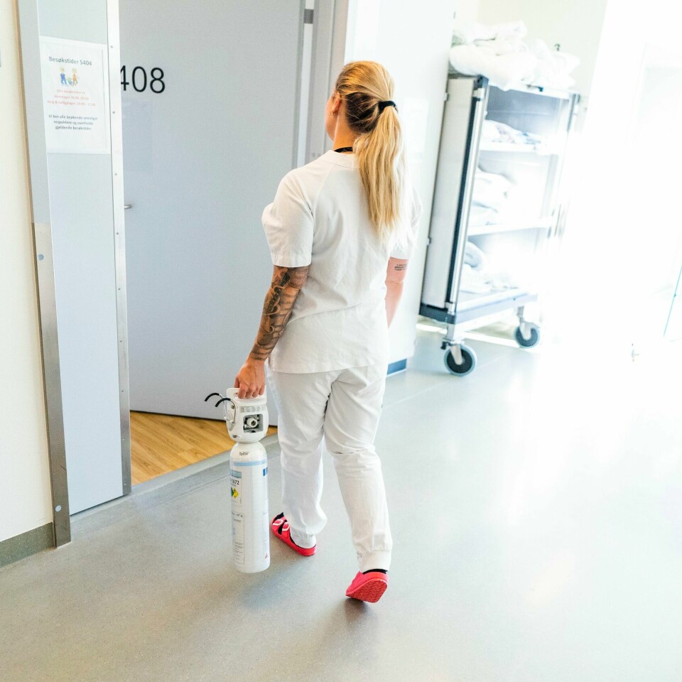 LØNN: Sykepleiere er en av gruppene som Unio mener må få bedre lønn. Bildet er av en sykepleier. Sykepleiere er en av gruppene som Unio mener må få bedre lønn.