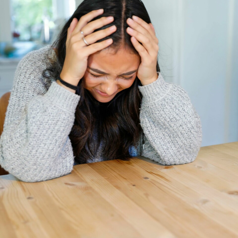 KORONA: Folk strever med å huske godt etter korona. Det viser en studie. Bildet viser en kvinne som holder seg for hodet. Foto: Wilma Nora Dorthellinger Nygaard / NTB