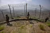 Bildet viser pakistanske soldater som patruljer langs gjerdet på grensa til Afghanistan.