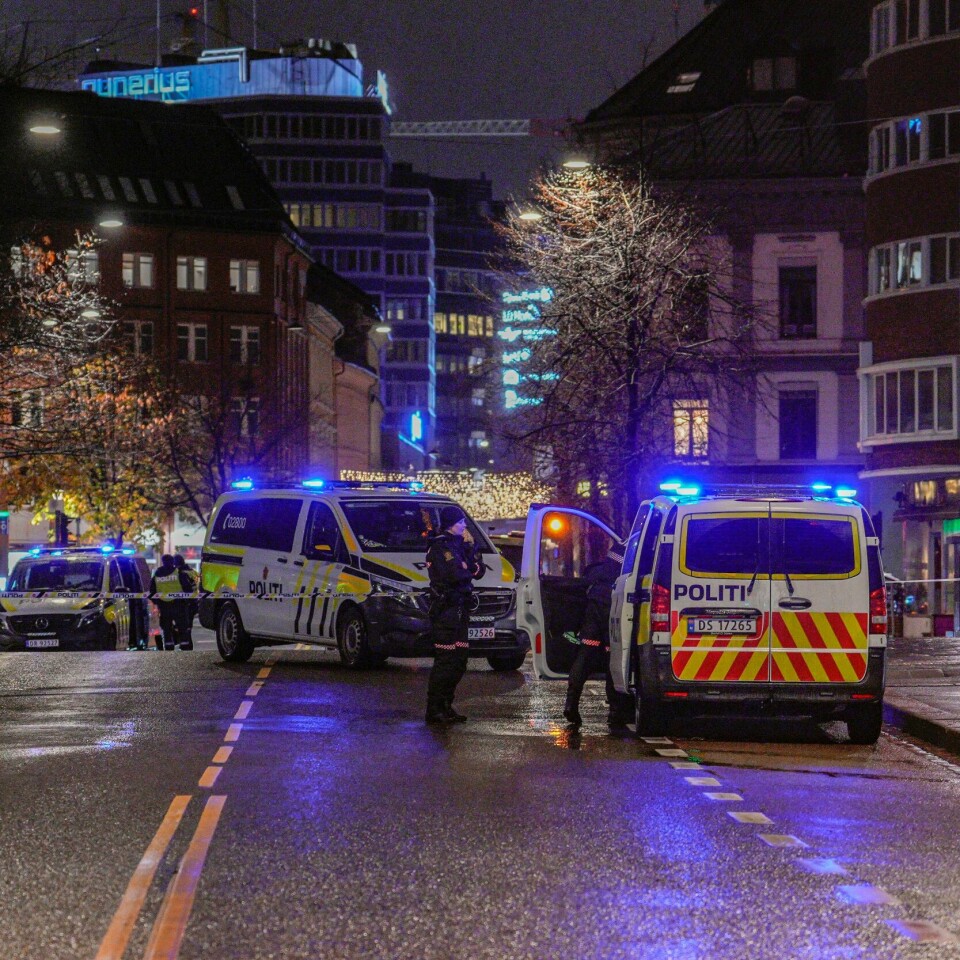 OSLO: Politiet ved stedet der en mann ble skutt og drept på Grønland i Oslo tidlig søndag morgen. Politipatruljer ved stedet der en person ble skutt og drept på Grønland i Oslo tidlig søndag morgen.