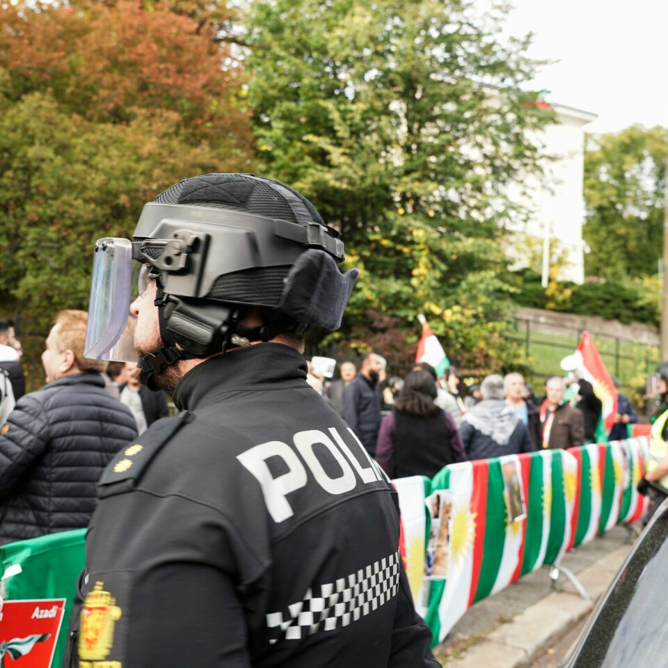 AMBASSADE: Det ble amper stemning ved Irans ambassade i slutten av september. Politiet siktet flere personer. Nå har PST overtatt saken. Bildet viser en politimann ved demonstranter.