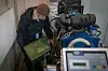 Oleksandr Puhlenko fra den ukrainske teleoperatøren Kyivstar fyller bensin på en generator som skal gi strøm til et teletårn. Tirsdag jobbes det i landet med å få strømnettet på fote igjen etter en bølge med russiske luftangrep dagen i forveien. Foto: Andrew Kravchenko / AP / NTB