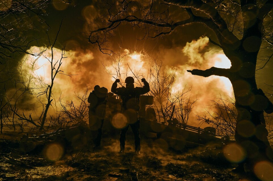 DREPT: Krigen fortsetter i Ukraina. Her fyrer ukrainske soldater av artlleri mot russiske soldater. Det skjr nær Bakhmut i regionen Donetsk. Flere tusen soldater fra Ukraina og Russland er drept i krigen. Foto: (AP Photo/LIBKOS) Ukrainske soldatar skyt artilleri mot russiske stillingar ved Bakhmut i Donetsk fylke. Foto: LIBKOS / AP / NTB