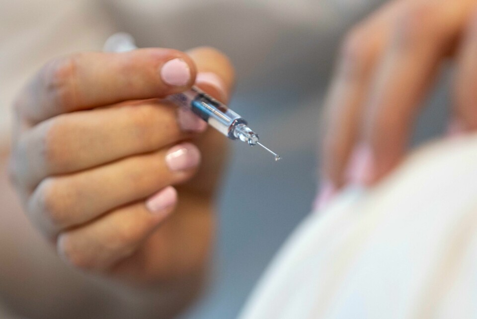 VAKSINE: FHI vil at flere tar vaksine mot influensa. Et eventuelt vaksinasjonsprogram for voksne kan inneholde influensavaksine, pneumokokkvaksine og en kombinert boostervaksine mot difteri, stivkrampe, kikhoste og polio. Foto: Beate Oma Dahle / NTB