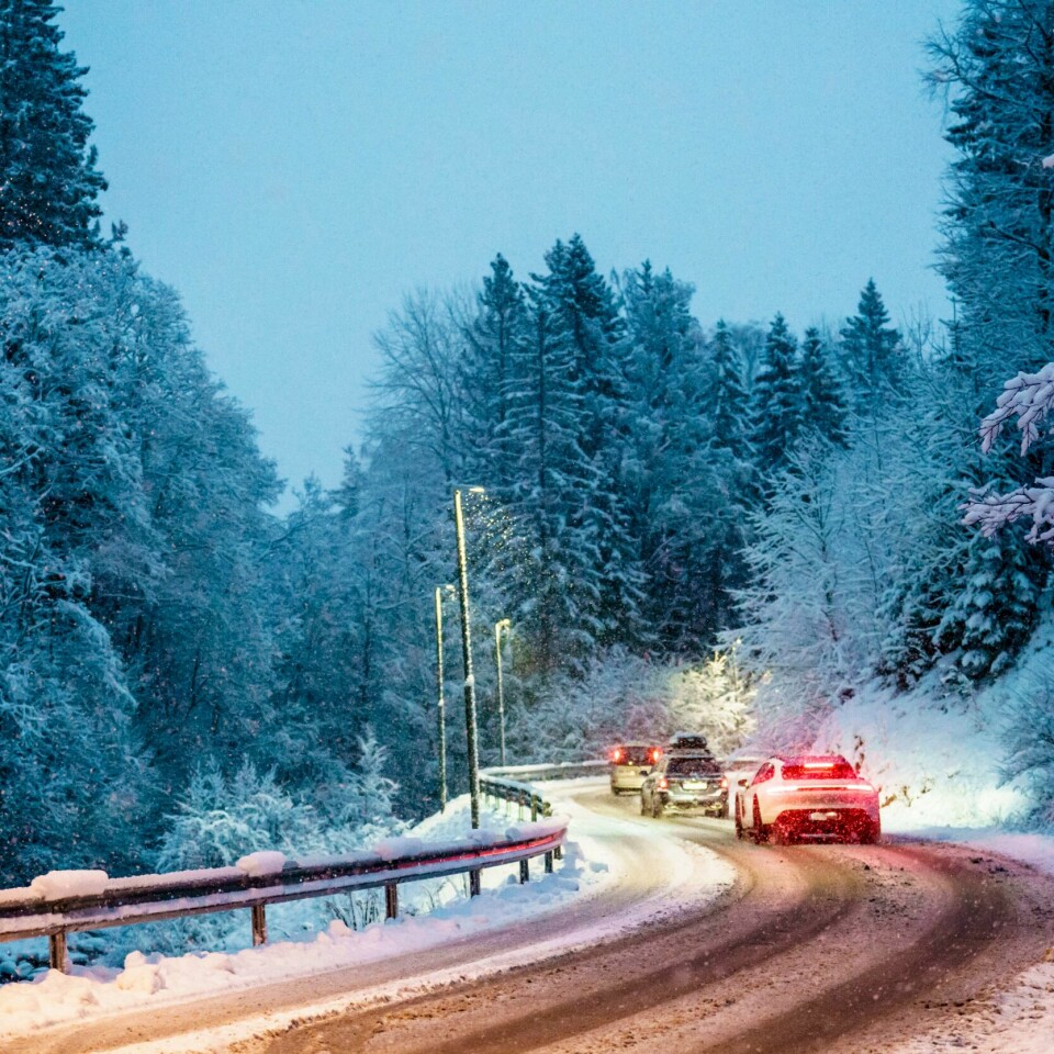 KJØRE: Det kan være vanskeligere enn vanlig å kjøre på norske veier i desember. Trygg Trafikk opptatt av at bilister tar tygge valg når de befinner seg i trafikken. Hittil i år er 111 mennesker døde i trafikken på norske veier.Illustrasjonsfoto: I forbindelse med juletrafikken som står for tur i desember er Trygg Trafikk opptatt av at bilister tar tygge valg når de befinner seg i trafikken.Illustrasjonsfoto: Stian Lysberg Solum / NTB