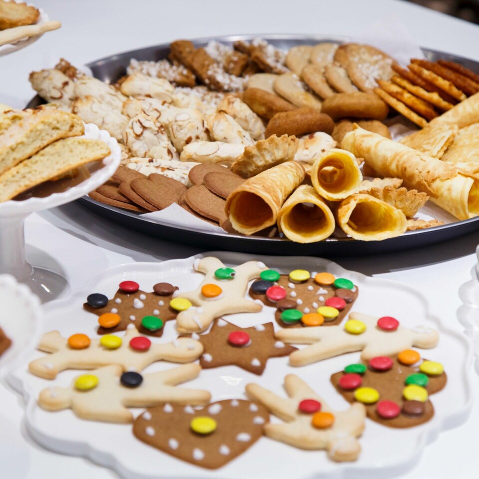 BAKST: En tradisjon før jul er å bake det nordmenn kaller «Sju slag». Det er sju ulike kaker til jul. De fleste liker kransekakene best når det kommer til julekaker, men baker pepperkaker. Arkivfoto: Heiko Junge / NTB