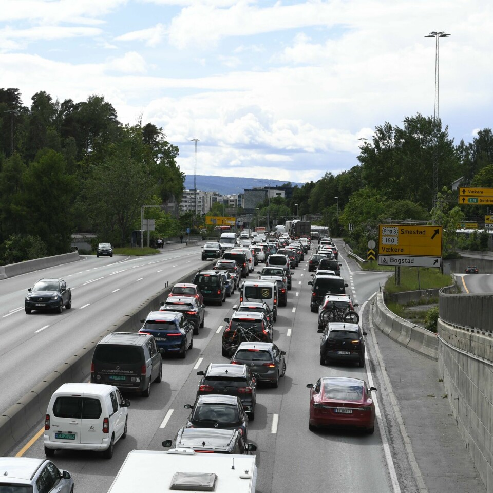 TRAFIKK: Det eneste nordmenn frykter mer enn mobilbruk bak rattet, er folk som er rusa. Det var betydelig pinsetrafikk ut av Oslo fredag før pinsehelgen. Foto: Annika Byrde / NTB