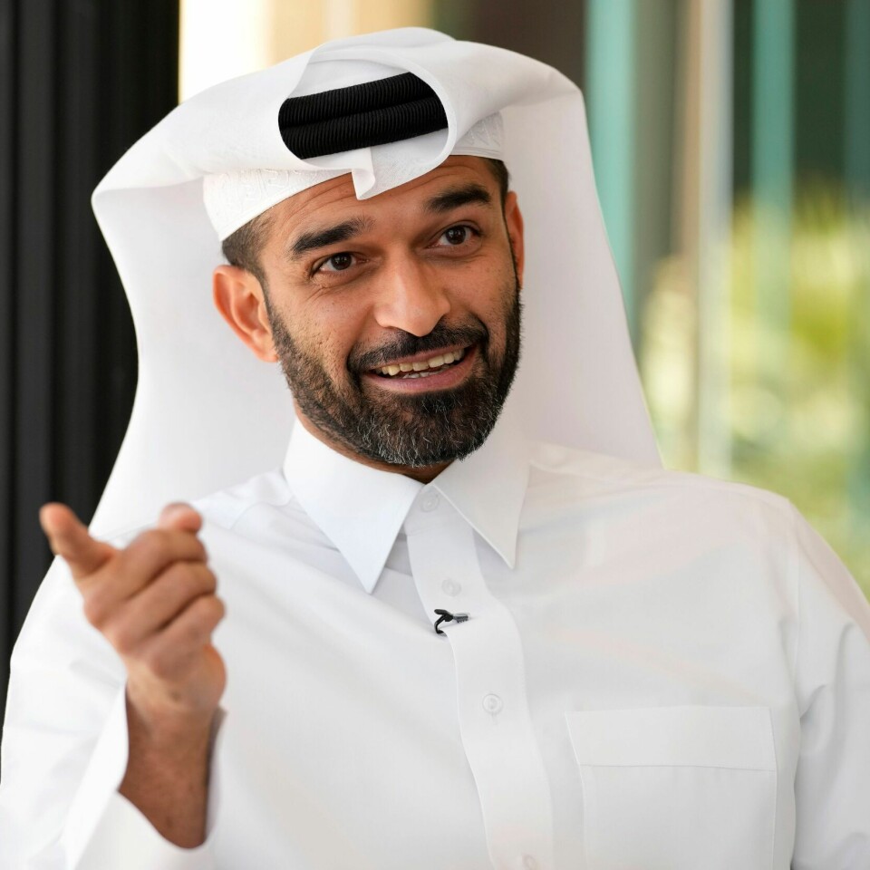 QATAR: VM-sjef Hassan Al Thawadi innrømmet hundrevis av dødsfall under byggingen av Qatar-VM. VM-sjefen Hassan Al-Thawadi sier han ville hatt et problem med bruken av mangefargede kapteinsbind. Foto: Darko Bandic / AP / NTB