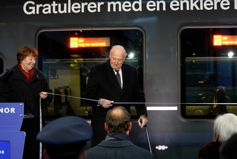 FOLLOBANEN: Kong Harald åpner Follobanen. Bildet viser kong Harald som åpner Follobanen.