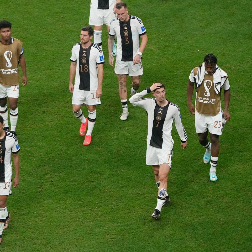 FOTBALL: Tyskland er ute av verdens-mesterskapet. Det kom som et sjokk for mange. Nedslåtte tyske spillere etter VM-exiten. Foto: Ariel Schalit, AP / NTB