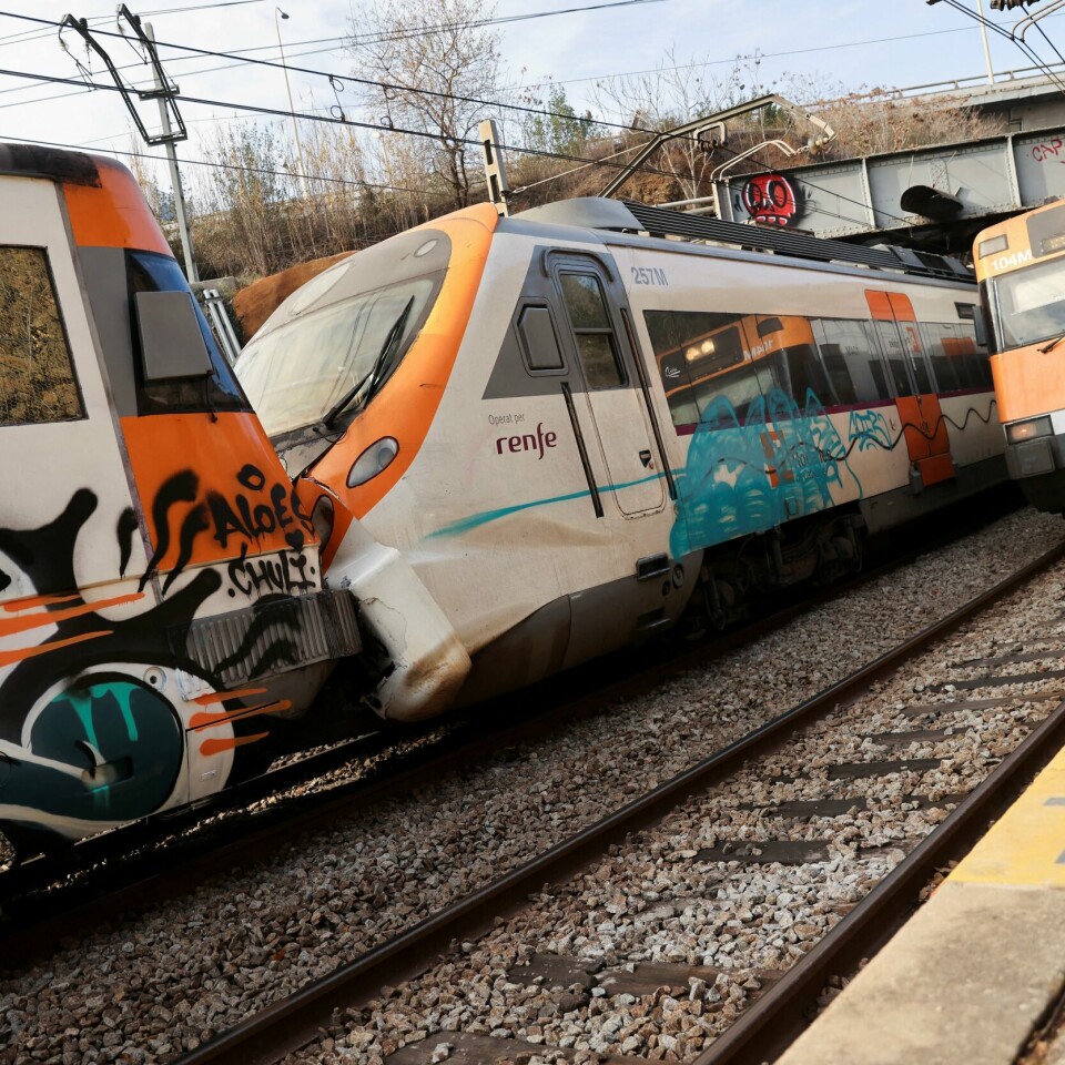 KRASJ: 155 personer ble skadd da et spansk tog krasjet inn i et annet tog. Bildet er av to tog i Spania som har krasjet i hverandre. Det står et tredje tog på et annet spor. Foto: Nacho Doce / Reuters / NTB