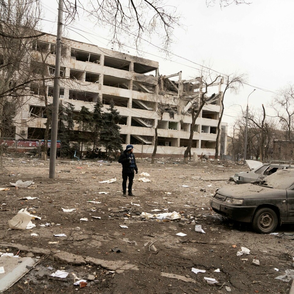 KRIG: Journalist i Ukraina har en tøff jobb. De jobber med å fortelle ukrainere og resten av verden hva som skjer i landet. Den ukrainske havnebyen Mariupol ble erobret av russiske styrker i mai etter tre måneder med massiv bombing. Ukrainske myndigheter anslått at minst 25.000 mennesker ble drept i byen. Foto: AP / NTB