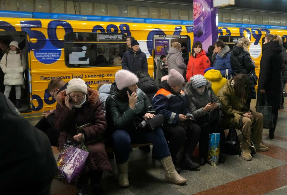 UKRAINA: Folk bruker metroen som tilfluktsrom i Kyiv. Russland har angrepet byen med raketter fredag 16. desember, melder ukrainske myndigheter. Bildet viser folk som sitter på metrostasjonen. De bruker den som bomberom etter Russland har angrepet dem med raketter.