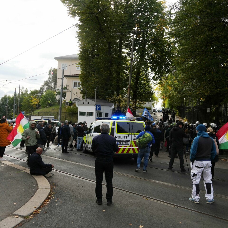 DEMONSTRASJON: Kurdere demonstrerte utenfor den iranske ambassaden i Oslo i september i år. Demontrasjonen eskalerte, og politiet måtte bruke tåregass for å stanse dem. Bildet viser demonstranter utenfor den iranske ambassaen i Oslo, 29.september 2022.