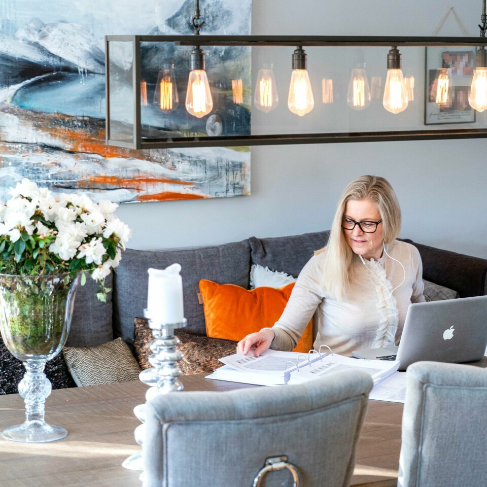 JOBB: Hjemmekontor er fortsatt er populært i Norge. Illustrasjonsfoto. Bildet viser en kvinne på hjemmekontor. Illustrasjonsfoto: Gorm Kallestad / NTB