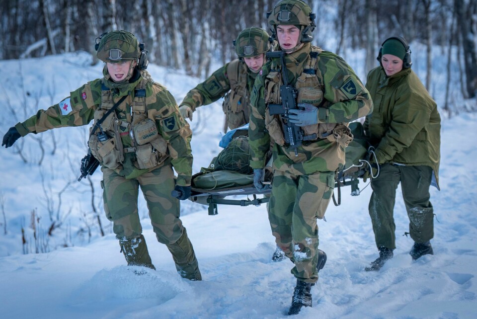 MILITÆRET: En av ti fullfører aldri førstegangstjenesten. Her ser vi sanitetsbataljonen i Brigade Nord på Setermoen i Bardufoss på øvelse. En av ti fullfører ikke førstegangstjenesten. Her ser vi sanitetsbataljonen i Brigade Nord på Setermoen i Bardufoss på øvelse. Foto: Heiko Junge / NTB POOL