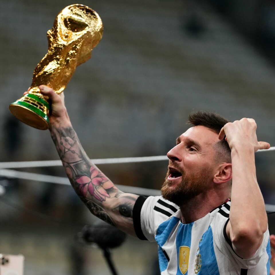 FOTBALL: Lionel Messi og Argentina vant verdens-mesterskapet i fotball. Lionel Messi fikk omsider løfte VM-trofeet han har lengtet etter så lenge. Foto: Manu Fernandez, AP / NTB