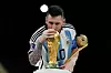 Argentinas kaptein Lionel Messi kysser VM-trofeet som vinner av fotball-VM 2022. Foto: Martin Meissner / AP / NTb