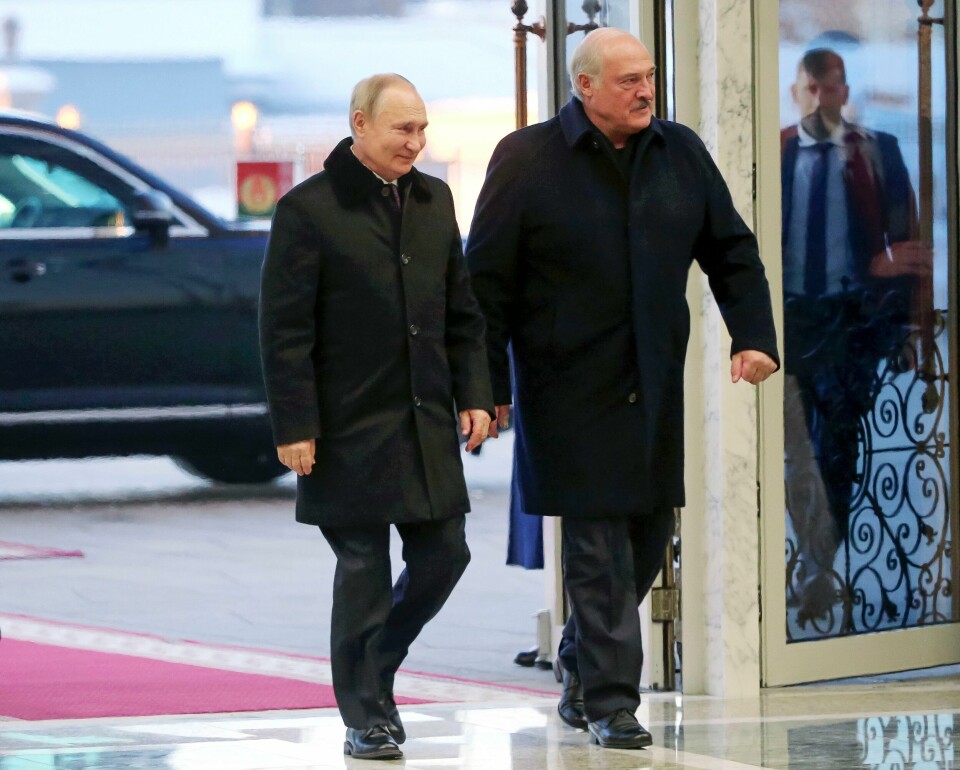 MØTE: Russlands president Vladimir Putin ble tatt imot av Aleksandr Lukasjenko da han kom til Minsk på mandag. Lukasjenko er president for Belarus. Russlands president Vladimir Putin ble tatt imot av Belarus' president Aleksandr Lukasjenko da han ankom Minsk på statsbesøk mandag. Foto: Konstantin Zavrazhin / Sputnik / AP / NTB