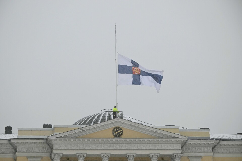 FINLAND: Finland flagger på halv stang onsdag. Det er til minne om ofrene for skoleskytingen tirsdag. Det flagges på halv stang på alle offentlige bygninger i Finland onsdag til minne om ofrene for skoleskytingen i Vantaa tirsdag. Foto: Antti Aimo-Koivisto / Lehtikuva / NTB