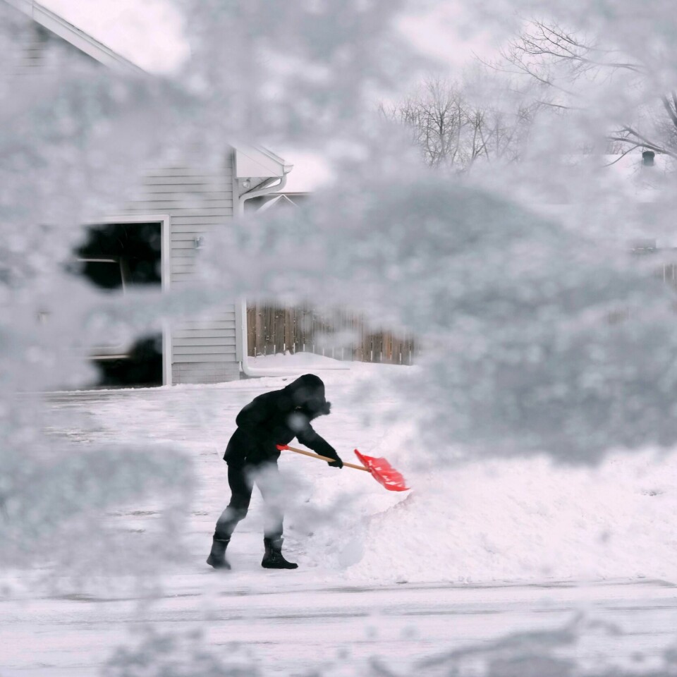 VÆR: Kraftig snøfall, vind og kulde skaper store problemer i USA. Kraftig snøfall, vind og kulde skaper store vansker i førjulstida i USA. Foto: AP / NTB