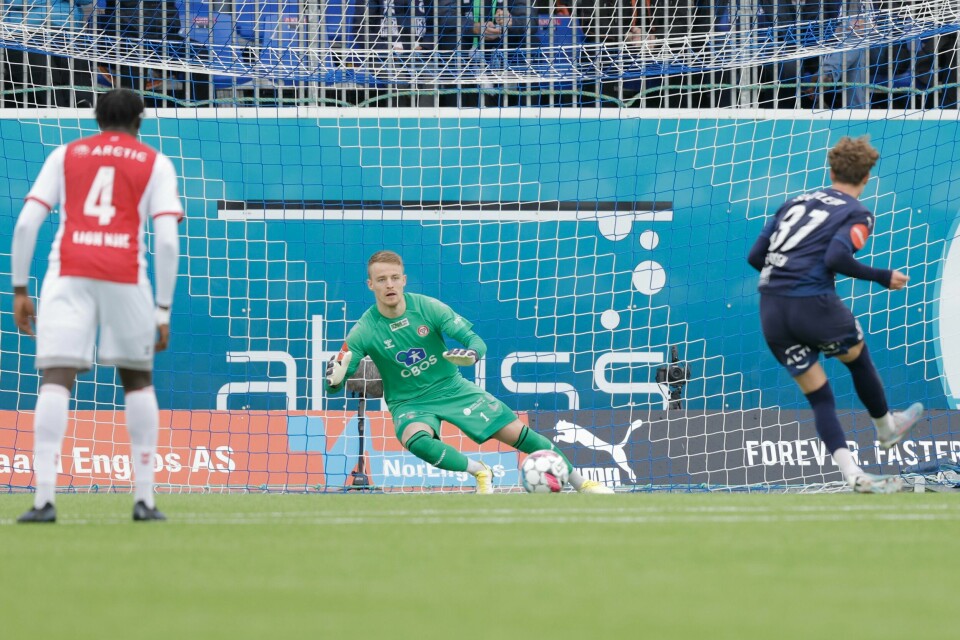 FOTBALL: KFUM og Kristiansund rykket begge opp til Eliteserien. De må nå kjempe for å overleve den tøffe ligaen. Oskar Sivertsen scoret sikkert fra straffemerket søndag. Foto: Svein Ove Ekornesvåg / NTB