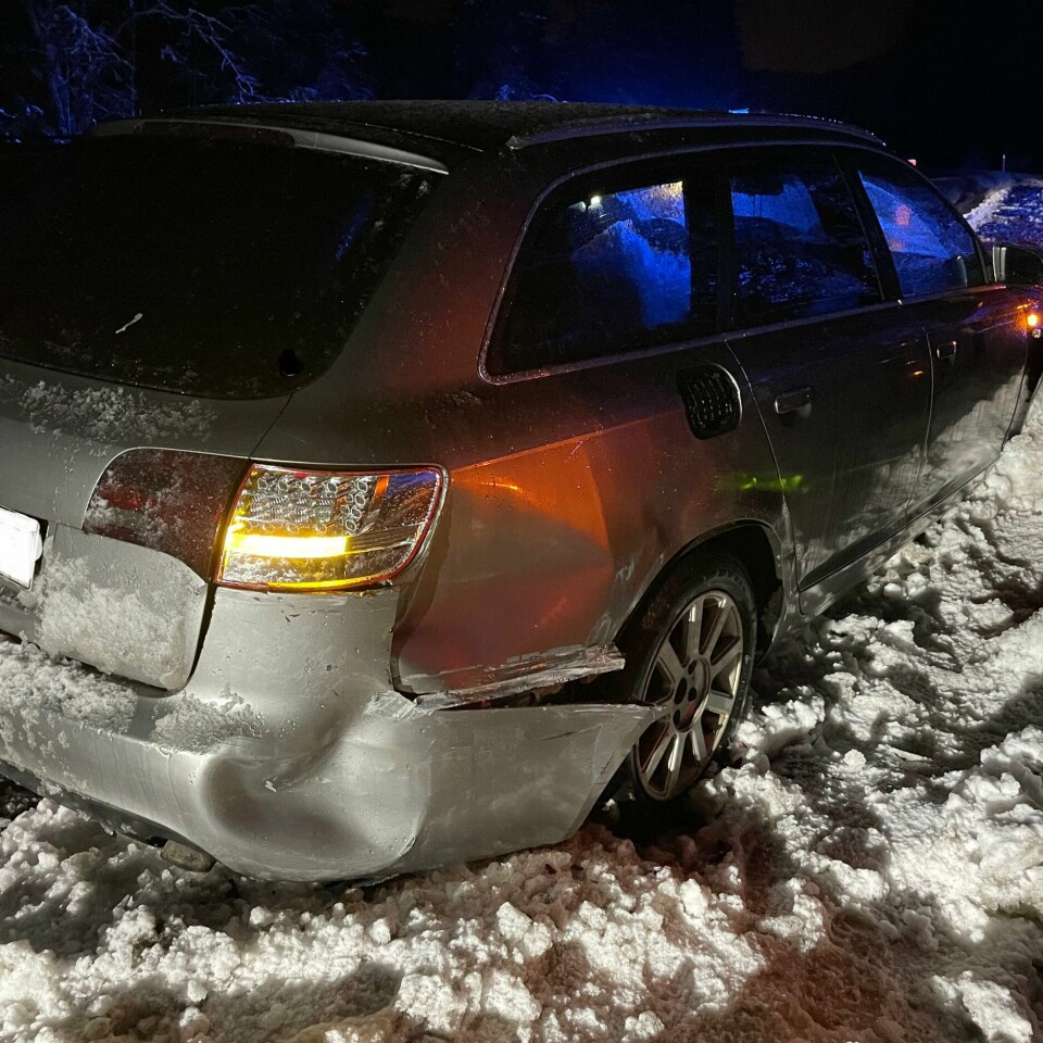GLATT: To biler havnet i grøfta i Voss. Foto: Politiet / NTB To biler havnet i grøfta på Hardangervegen i Voss natt til tirsdag på grunn av glatt føre. Foto: Politiet / NTB