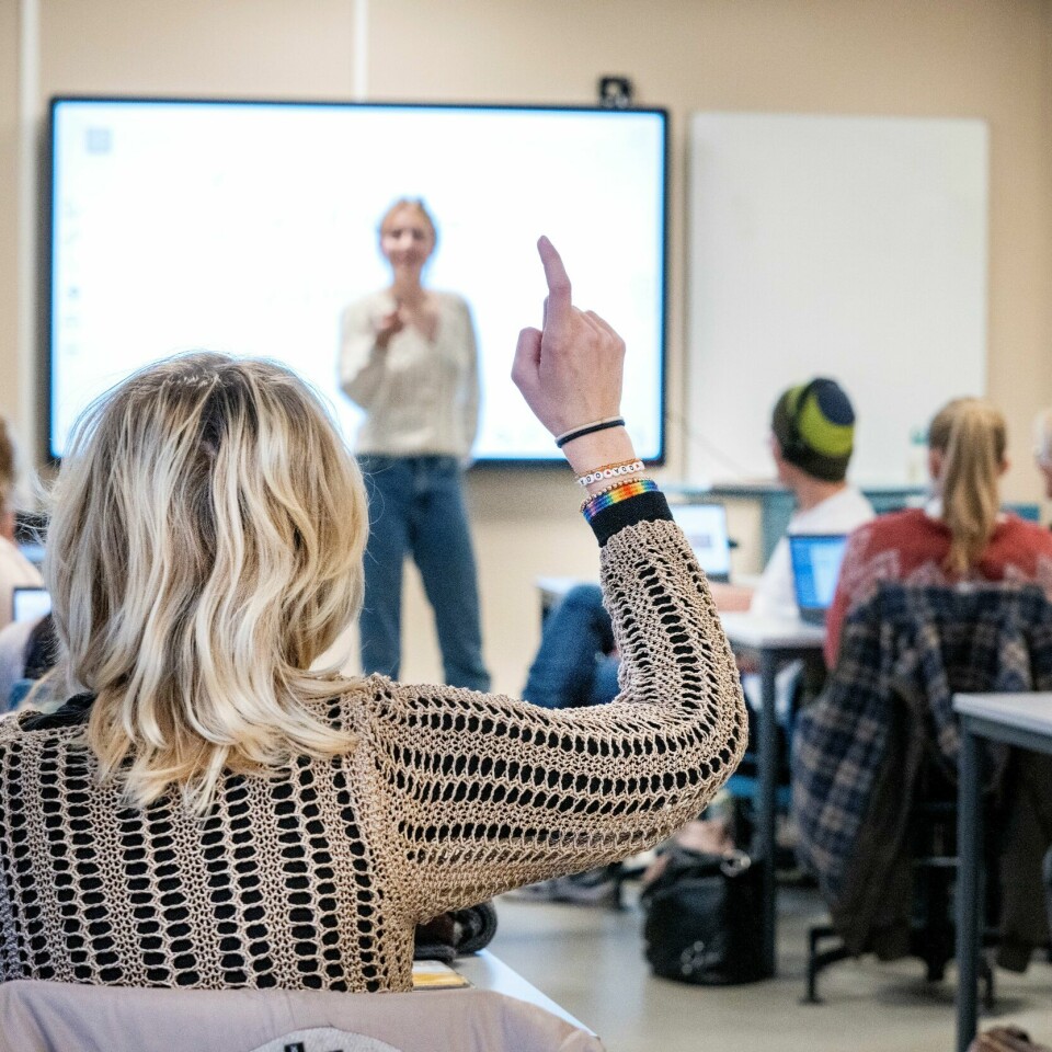 UTDANNING: Færre studenter startet på lærerutdanning i 2023. Bildet viser en elev som rekker opp hånda i et klasserom. Foto: Gorm Kallestad / NTB