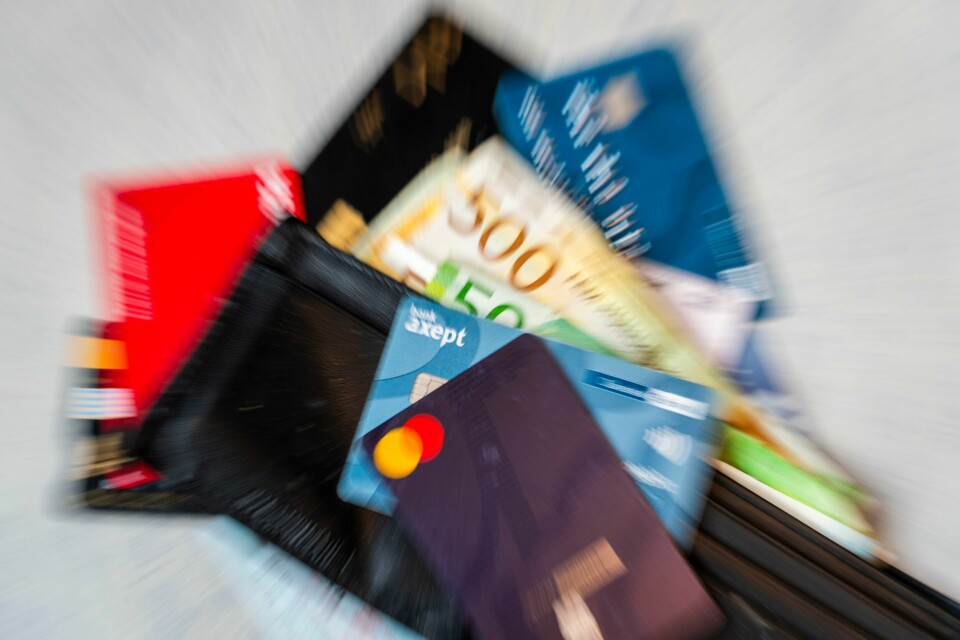SKATTEPENGER: Fikk du penger tilbake på skatten? Skylder du penger til Statens innkrevingssentral, kan de ta skattepengene dine. Bilde av lommebok med penger og bankkort. Foto: Gorm Kallestad / NTB