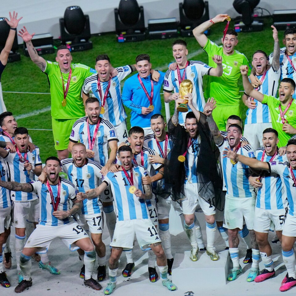 VINNER: Argentina vant verdens-mesterskapet i fotball. Nordmenn flest er fornøyd med hvordan mesterskapet ble dekt. Illustrasjonsbilde av Argentina etter de vant VM-finalen på straffer mot Frankrike. Foto: Hassan Ammar / AP Photo / NTB.