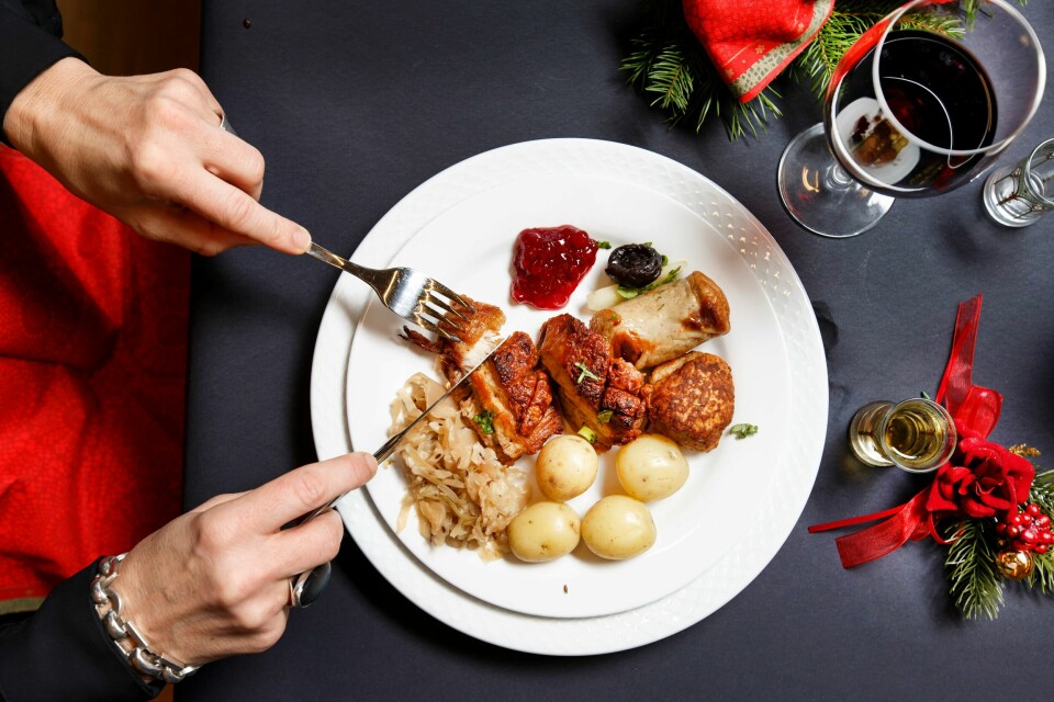 KLASSISK: Klassisk norsk julemat. Bildet viser en tallerken med ribbe, surkål, medisterkaker, medisterpølser, poteter og tyttebær.