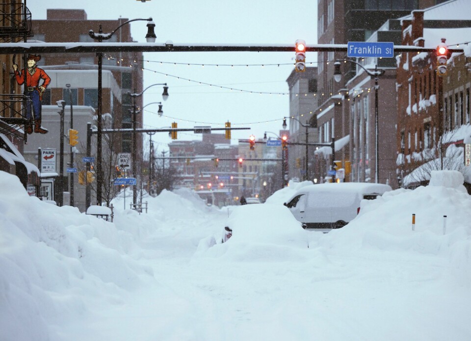 MYE SNØ: Det snør mye flere steder i USA. Det er også kaldt og sterk vind. Dette bildet er fra Buffalo i delstaten New York. Foto: Guvernør Kathy Hochuls Twitter-kono / AP / NTB Bildet viser kraftig snøfall i Buffalo, vest i delstaten New York. Foto: Guvernør Kathy Hochuls Twitter-kono / AP / NTB