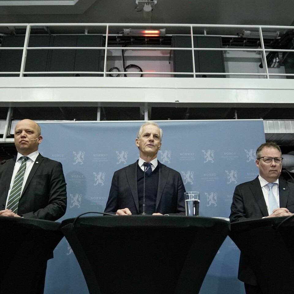 STYRKER FORSVARET: Regjeringen vil styrke Forsvaret. Fra venstre: finansminister Trygve Slagsvold Vedum, statsminister Jonas Gahr Støre og forsvarsminister Bjørn Arild Gram. Bildet viser Statsminister Jonas Gahr Støre, finansminister Trygve Slagsvold Vedum og forsvarsminister Bjørn Arild Gram legg fram langtidsplanen for Forsvaret under en pressekonferanse om bord på kystvaktskipet KV Bjørnøya som ligger til kai i Oslo. Foto: Stian Lysberg Solum / NTB / NPK