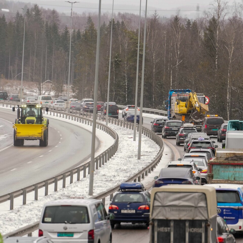 KØ: Vegtrafikk-sentralen varsler om kø fredag morgen. Det var også kø torsdag. Da havnet flere biler i en kjedekollisjon på E6 ved Skedsmokorset. Bildet viser trafikken på E6 ved Lillestrøm torsdag ettermiddag. Foto: Javad Parsa / NTB