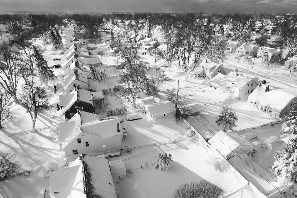 DRONE: En drone har tatt dette bildet. Det er fra Cheektowaga i New York. Et dronebilde av Cheektowaga i New York første juledag. Foto: John Waller / AP / NTB