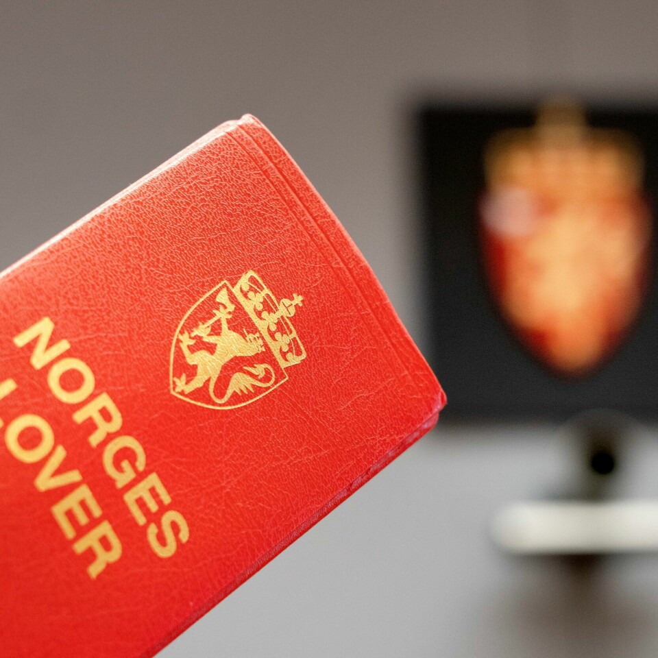 VOLD: En politimann er tiltalt for å ha brukt vold mot to personer. Bildet viser en bok med Norges lover. Foto: Gorm Kallestad / NTB
