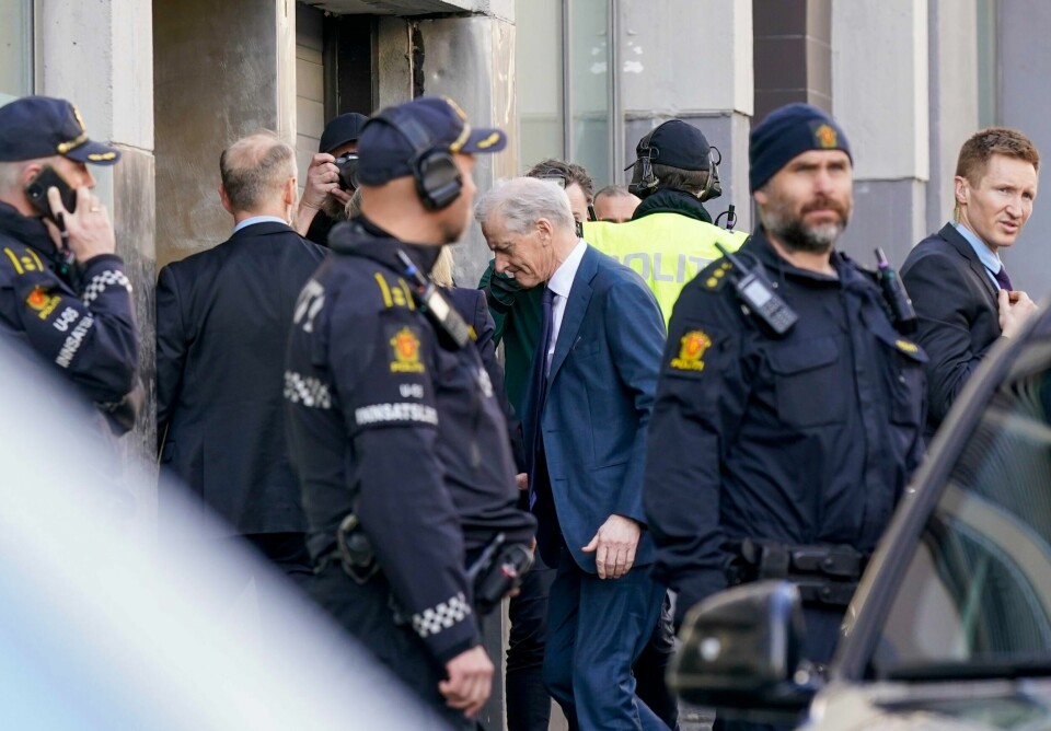 POLITIKK: Statsminister Jonas Gahr Støre ble ført inn bakveien inn i Folkets Hus. Statsminister Jonas Gahr Støre (Ap) ble ført inn i Folkets Hus via bakveien da rundt 50 aktivister sperret hovedinngangen. Foto: Heiko Junge / NTB