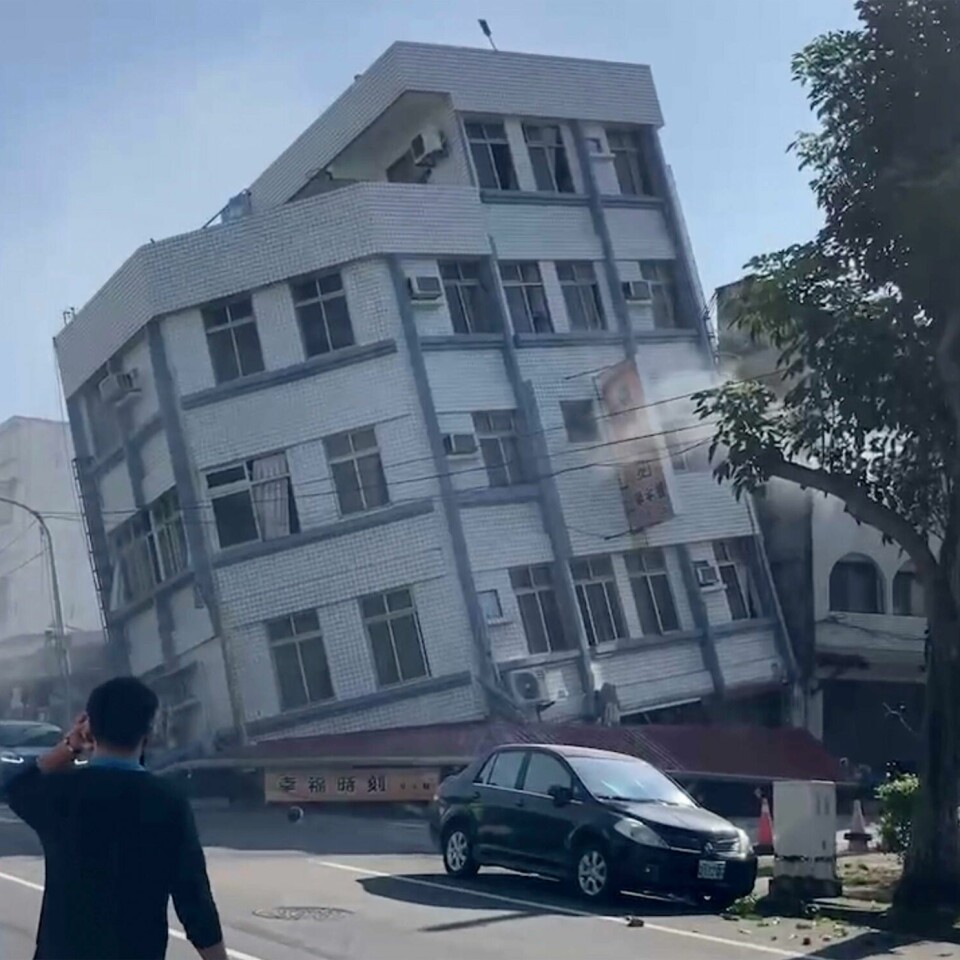JORDSKJELV: Bygninger har veltet eller rast sammen etter jordskjelvet i Taiwan. Bildet viser en delvis sammenrast bygning i byen Hualien på Taiwans østkyst. Foto: TVBS via AP / NTB