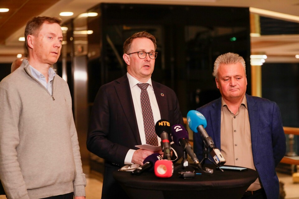 ENIGE: Fellesforbundet og Norsk Industri er enige. Det betyr mer lønn til arbeidere – og oss andre etter hvert. På bildet fra venstre: Knut E. Sunde i Norsk Industri, riksmekler Mats Ruland og Jørn Eggum i Fellesforbundet. Bildet viser riksmekler Mats Ruland (i midten) sammen med fungerende leder Knut E. Sunde i Norsk Industri (t.v.) og Fellesforbundets leder Jørn Eggum på pressekonferansen etter at partene i frontfaget ble enige søndag kveld. Foto: Frederik Ringnes / NTB