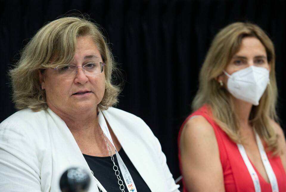 HEPATITT: Svært mange dør av hepatitt i verden hver eneste dag. Meg Doherty (til venstre) i WHO sier tallene er alarmerende. Her fra en konferanse i 2022. Bilde av Meg Doherty i Verdens helseorganisasjon. Foto: AP