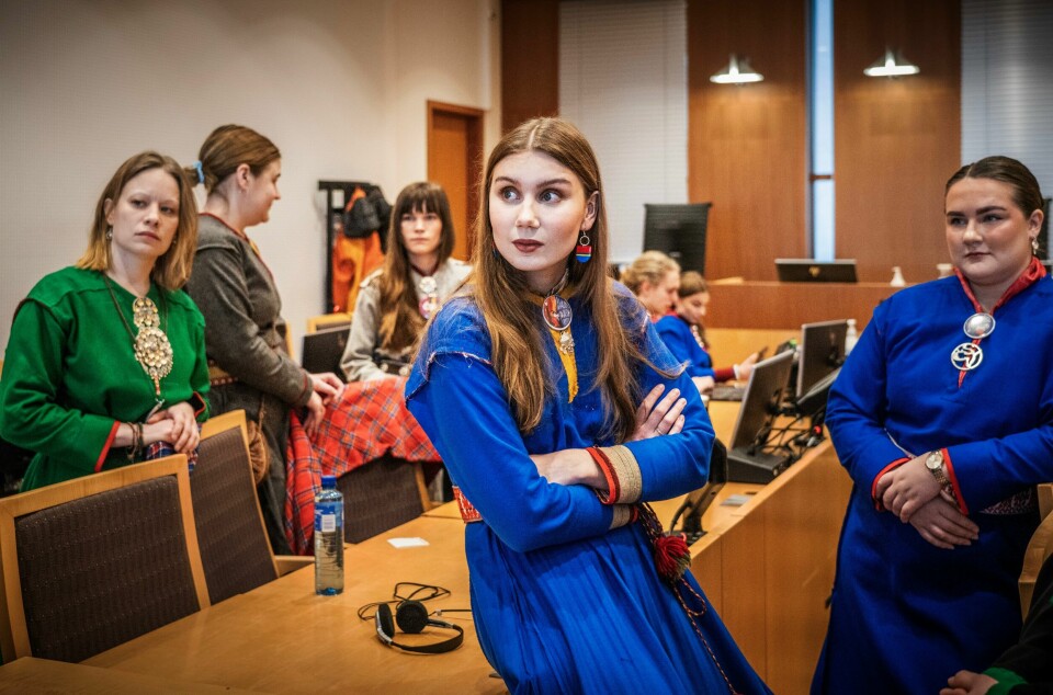 FOSEN-SAKEN: Artist Ella Marie Hætta Isaksen er en av de som var tiltalt i Fosen-saken. Bildet viser tiltalte i Fosen-saken i Oslo Tingrett med Ella Marie Hætta Isaksen i front.