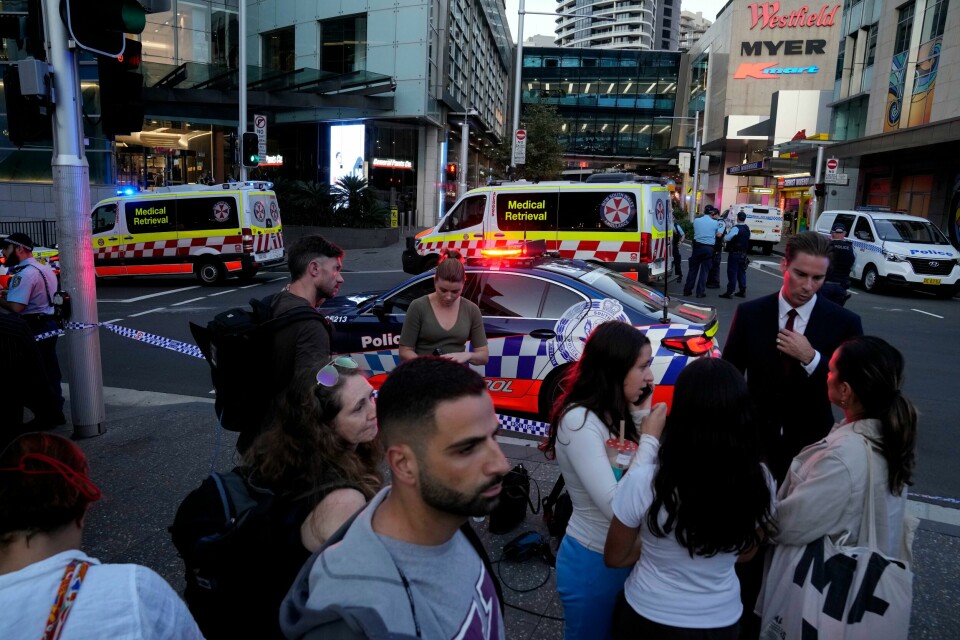 ANGREP I AUSTRALIA: Mye politi dro til kjøpesenteret Westfield i Sydney. En mann stakk folk med kniv. Hundrevis av mennesker måtte ut av senteret. Store politistyrker ankom kjøpesenteret Westfield i Sydney da det ble meldt om knivstikking. Hundrevis av mennesker ble evakuert. Foto: Rick Rycroft / AP / NTB